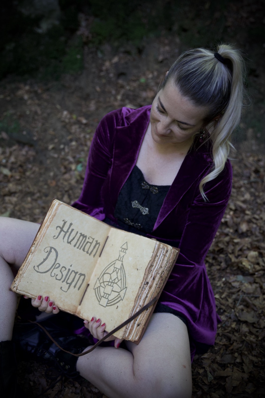 Katrin Hager zeigt das Human-Design-Buch